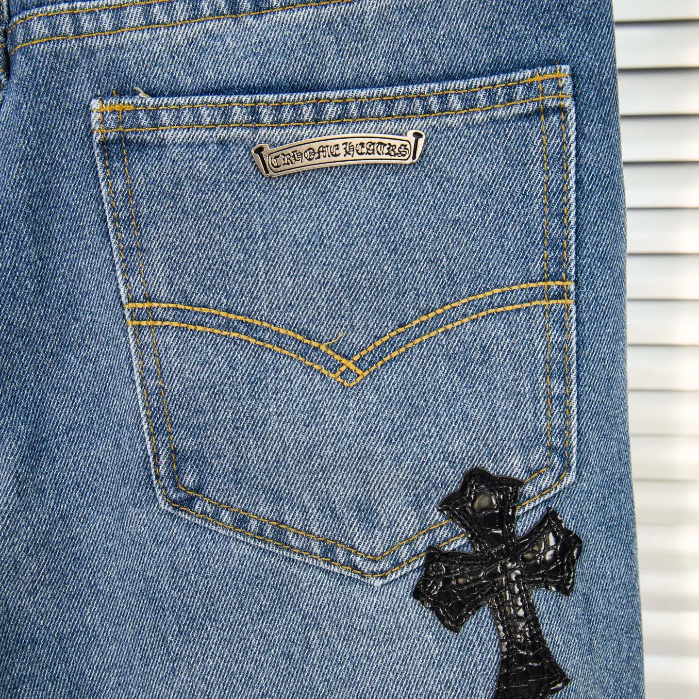 P240 Chrome hearts print stitching black leather classic washed jeans. Really restores the ultimate vintage texture. Three-dimensional version. Loose and comfortable, not picky on the figure. Looks taller and slimmer. Factory precision. Original factory quality control. Same style for men and women. Can be matched with couples. Versatile recommendation. Must-have jeans for all seasons. Fashionistas have been disappointed. From the quality selection of fabrics, the tailoring of details, and the matching of patterns, they are all impeccable! The upper body is so handsome when worn...it can be easily worn by men, women and children! The craftsmanship is made of heavy-duty washed pure cotton denim fabric. After washing, it is soft and thick. It is very stylish when worn on the body. Style number: 1760# Color: blue Size: 28 30 32 34 36